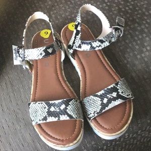 Unbrezia Unisa slight platform sandal NWT🐍
